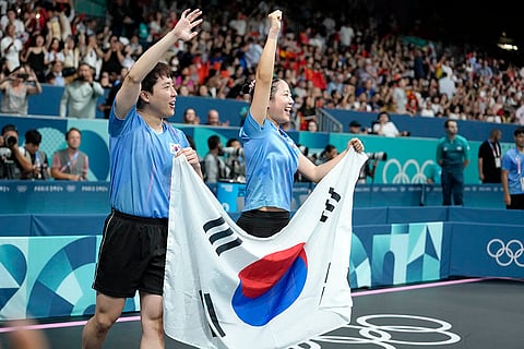 South Korea's Shin Yubin, right, and Lim Jonghoon celebrate their bronze medal win against Hong Kong's Doo Hoi Kem and Wong Chun Ting 